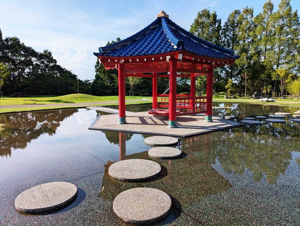 加賀市中央公園の水面に建つ休憩所