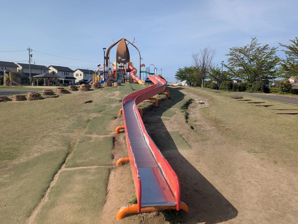 つばきの郷公園のローラー滑り台