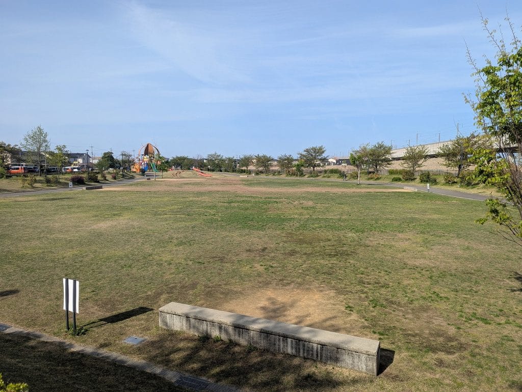 つばきの郷公園の芝生広場1