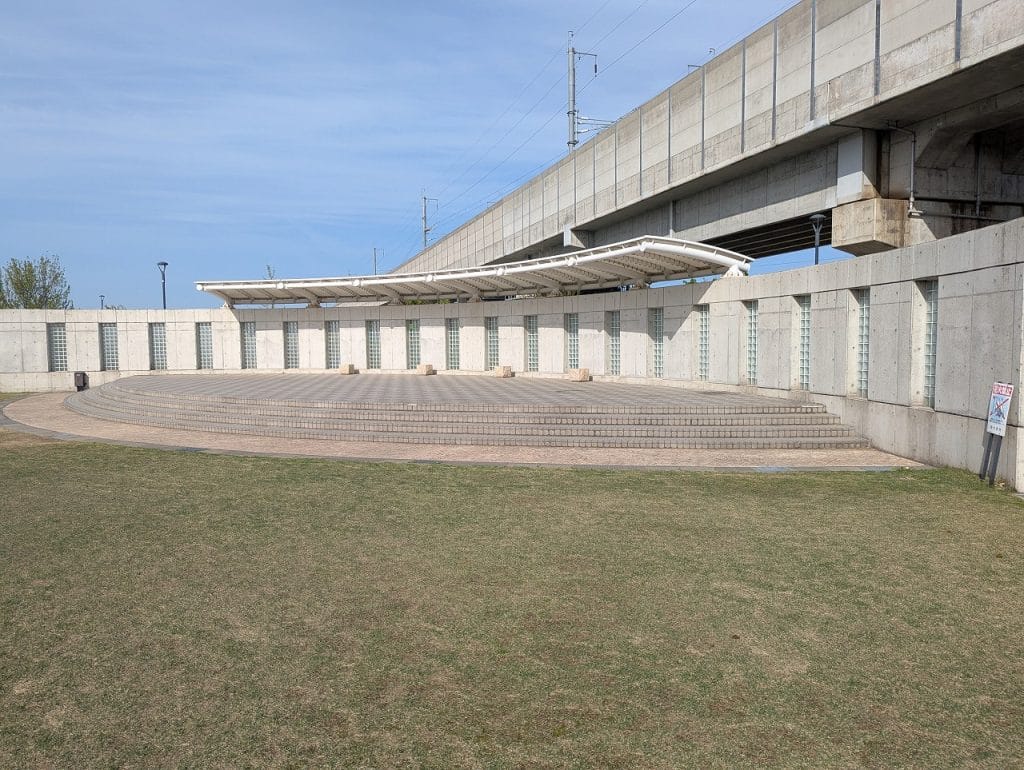 つばきの郷公園のステージ