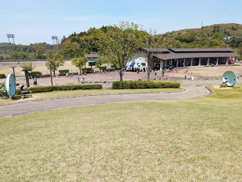 内川スポーツ広場のパラボラアンテナ型の遊具1