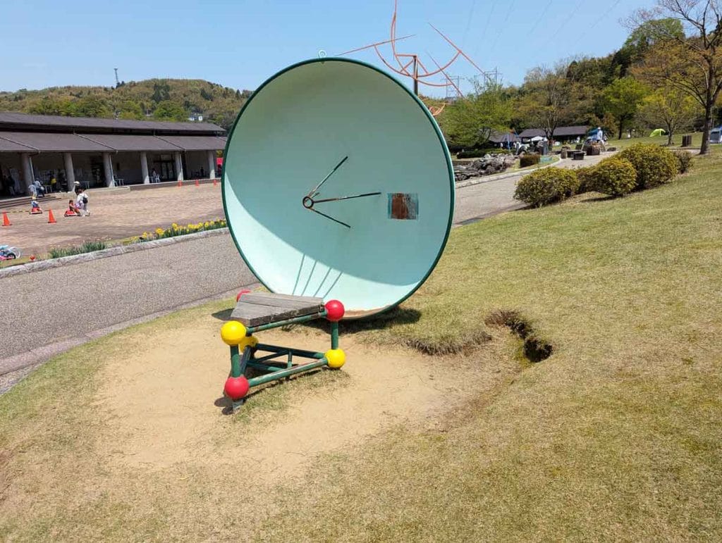 内川スポーツ広場のパラボラアンテナ型の遊具2