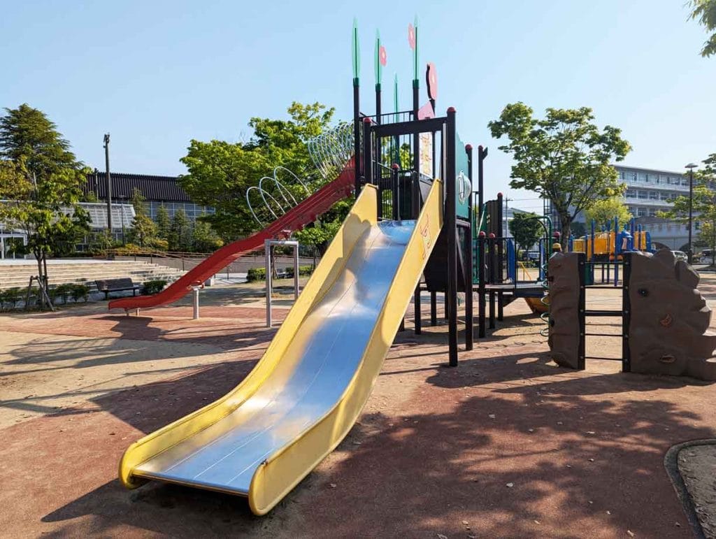 野々市中央公園の大型遊具の黄色すべり台