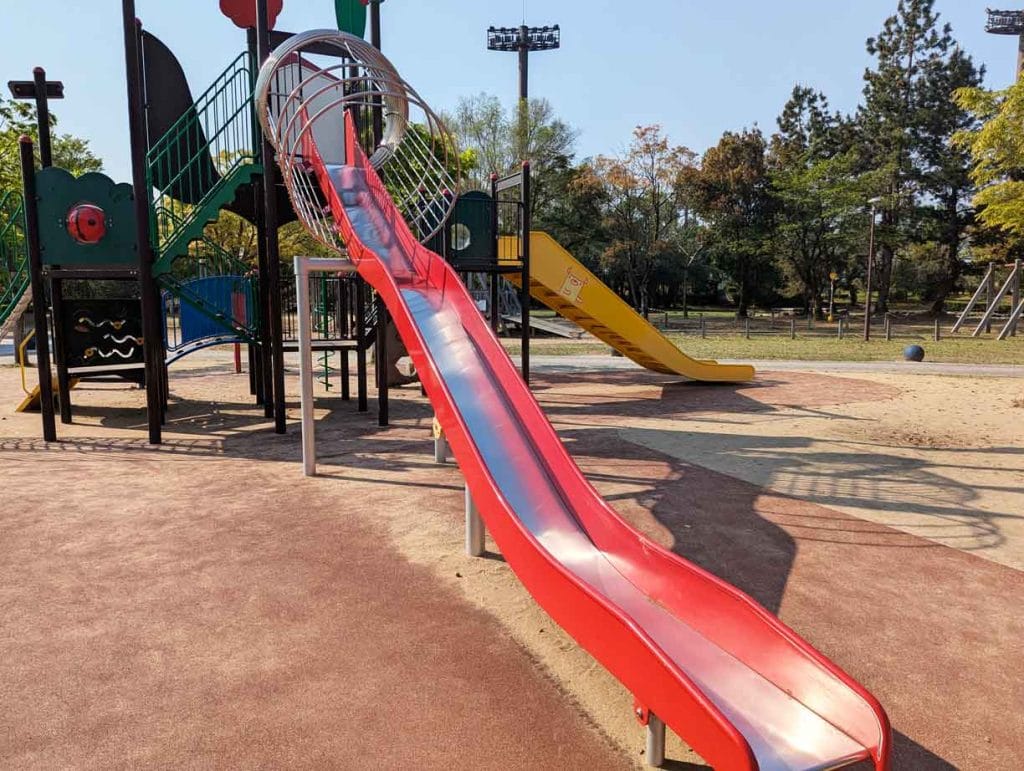 野々市中央公園の大型遊具の赤すべり台