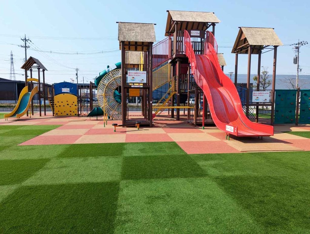 横江荘史跡公園の大型遊具1