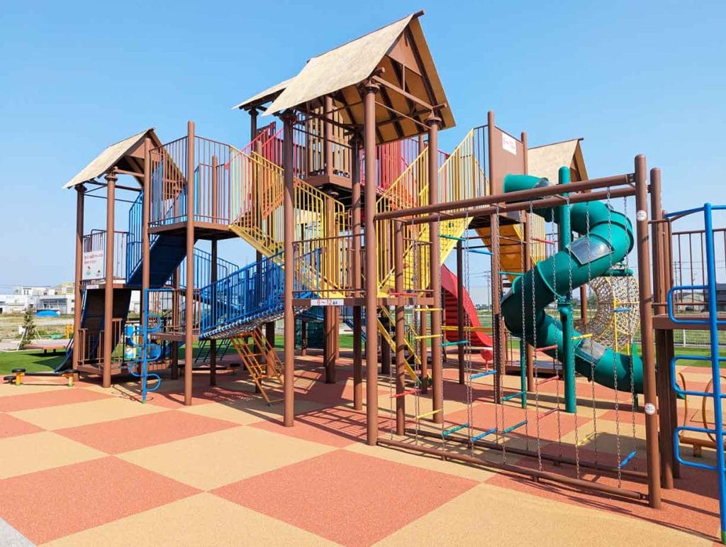 横江荘史跡公園の大型遊具2