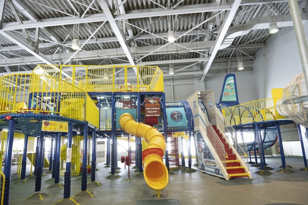 ぶんぶんワールドの屋内アスレチック