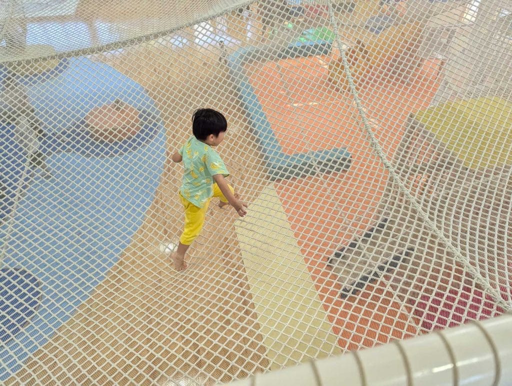かがにこにこパークの大型ネット遊具1