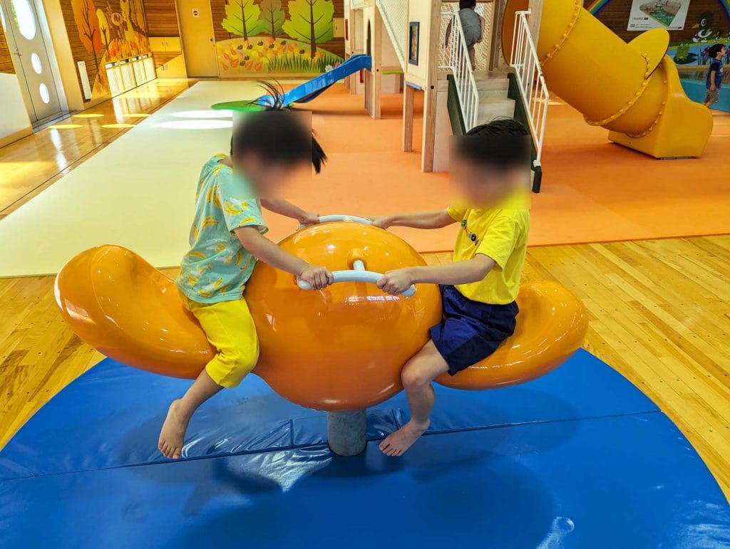 かがにこにこパークのシーソー遊具