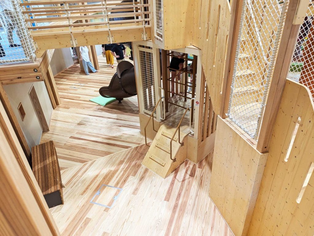 もりのひみつきちの遊具2