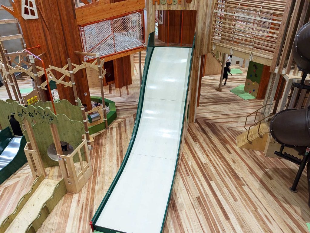 もりのひみつきちの遊具1