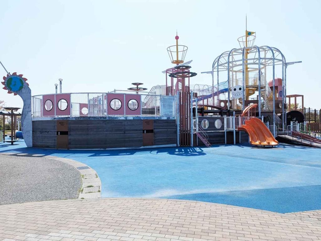 内灘町総合公園の「海賊船 サンセット号」1