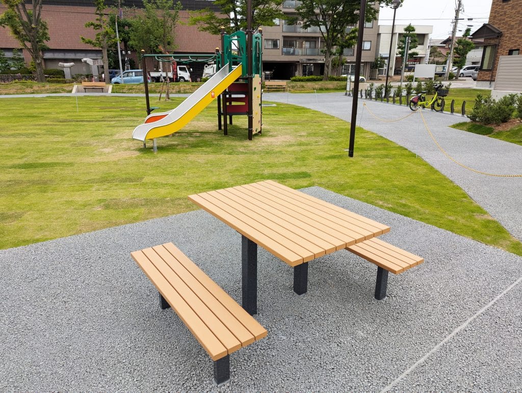 泉野おあしす広場 テーブルベンチ
